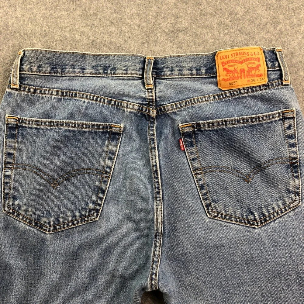 Levis 505 Mens Jeans 36x34 (fits 36x32) Relaxed Straight Leg Blue Medium Wash